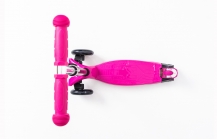 TROTINET SA VELIKIM SVETLEĆIM TOČKOVIMA- print pink boje 5